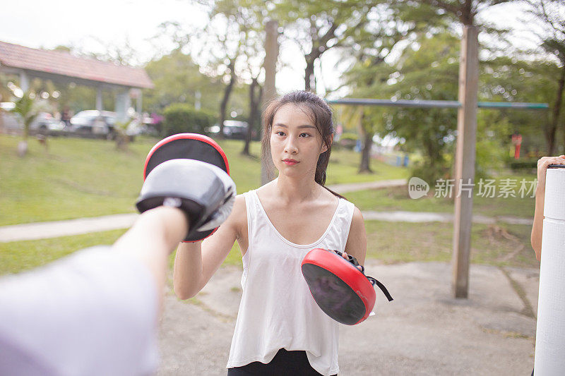 两个亚洲华裔女孩在公园里训练。