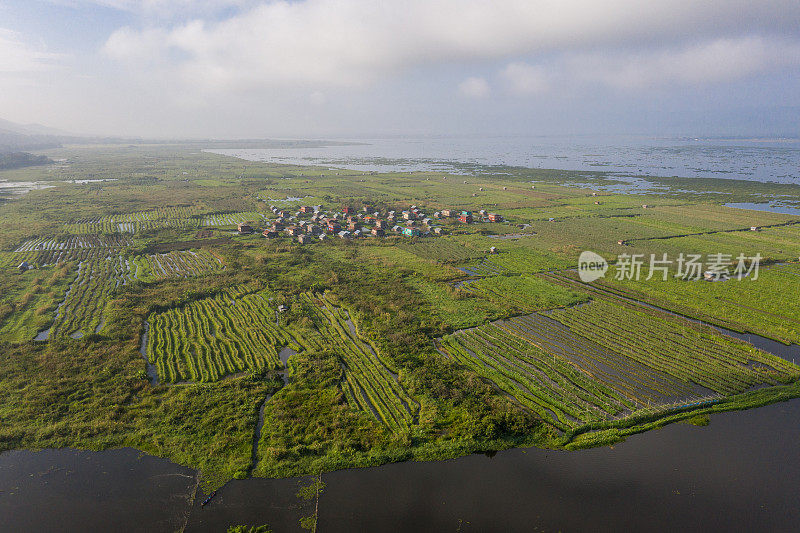 缅甸因莱湖上当地村庄的鸟瞰图