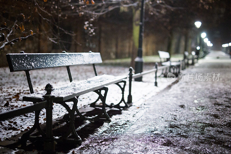 长凳，雪，冬天，克拉科夫中心的公园