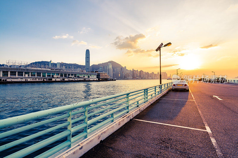 香港维多利亚港旁的停车场