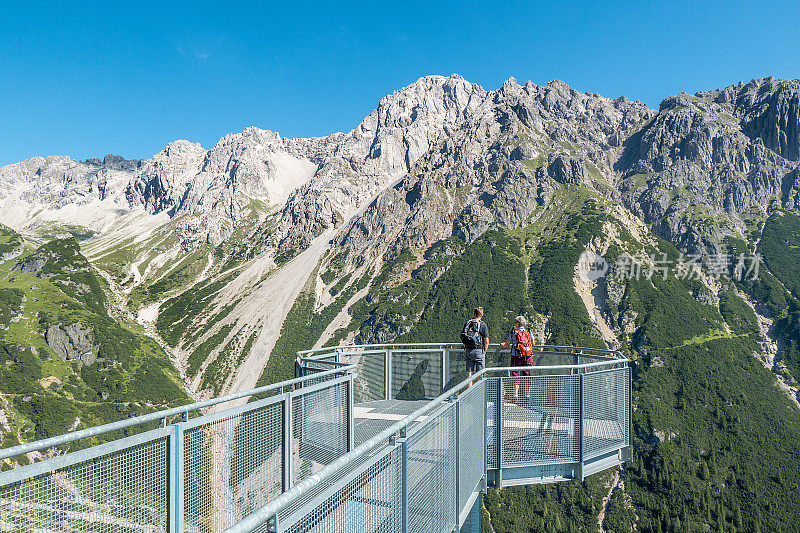 在奥地利Imst的Alpjoch附近的所谓鹰巢(视点)。两个人在看白云石山。