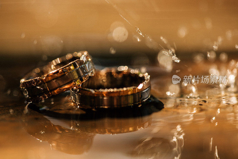 结婚戒指在雨滴中