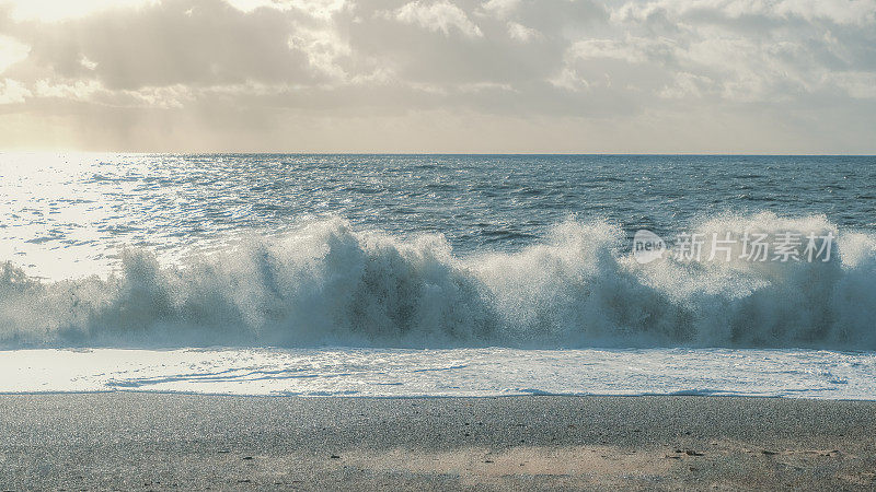 惊涛骇浪拍打着海滩