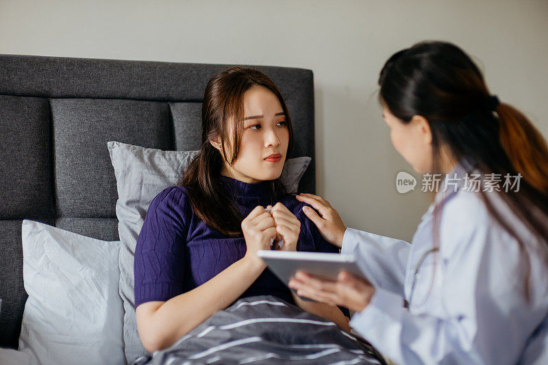 女医生在家访中安慰年轻病人