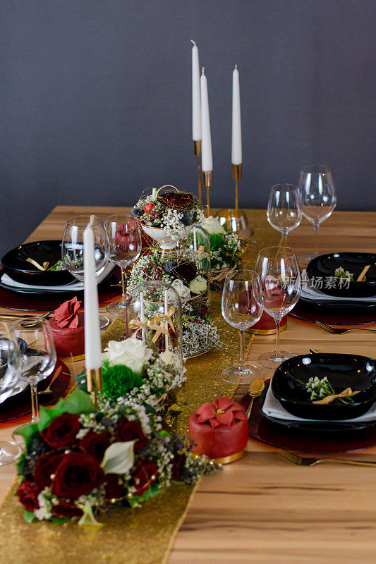 时尚的餐桌装饰étagère和鲜花