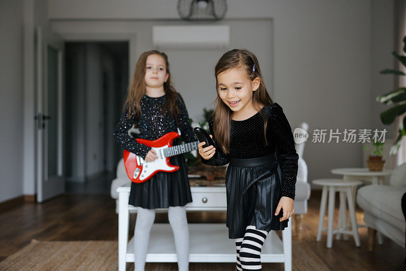 可爱的女孩弹吉他和唱歌