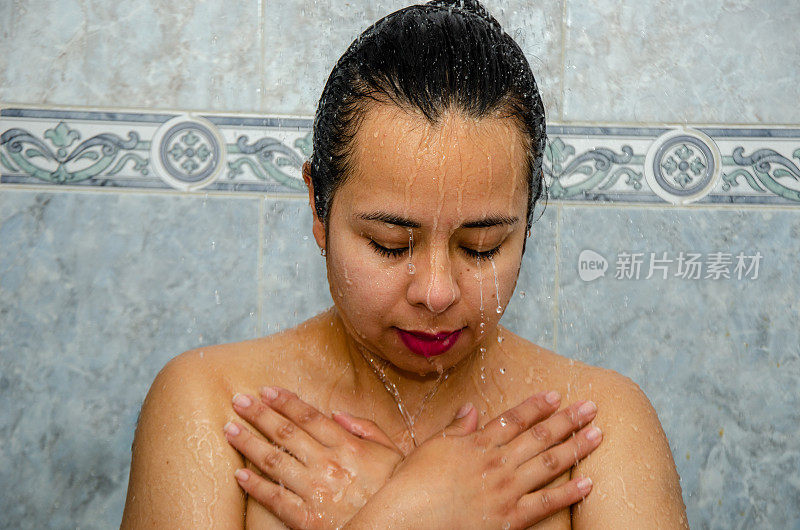 一个女人在家里的浴室里洗澡