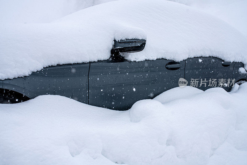 一辆被雪覆盖的现代灰色汽车