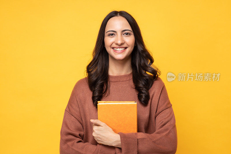 女大学生的肖像在黄色背景股票照片