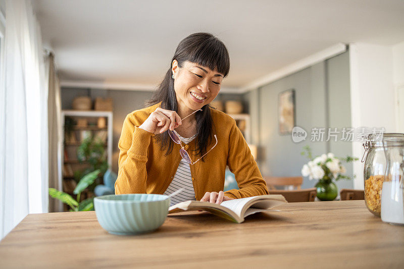 我喜欢在周末以一顿清淡的早餐和一本好书开始我的一天