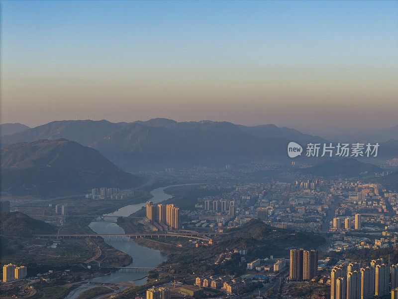 阳光照在城市的高层建筑上