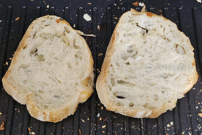 烤面包机里有两片面包