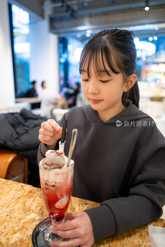 十几岁的女孩在咖啡馆喝草莓花车