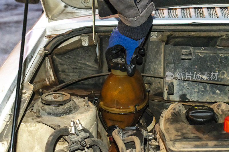 汽车机械维修技师手检水。