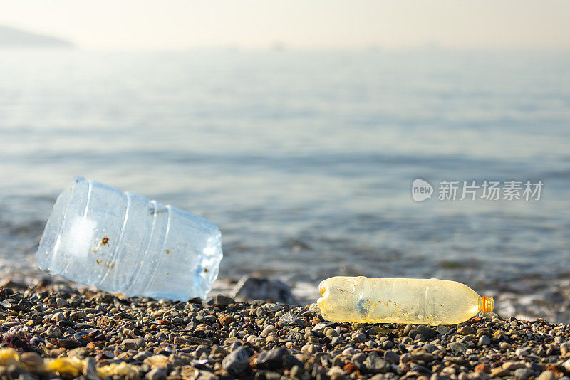 海滩上的塑料瓶垃圾。