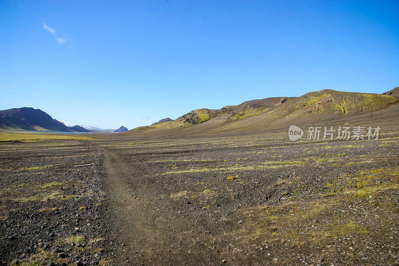 在到达Thorsmork之前，在冰岛的Laugevegur徒步旅行中，一个广阔的沙漠平原伸展开来，这是一个典型的场景