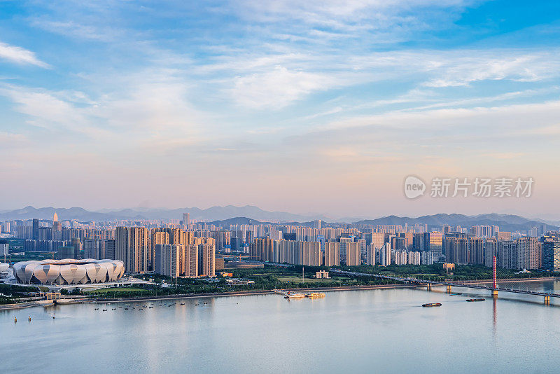 中国浙江杭州钱江沿岸城市建筑的高观景