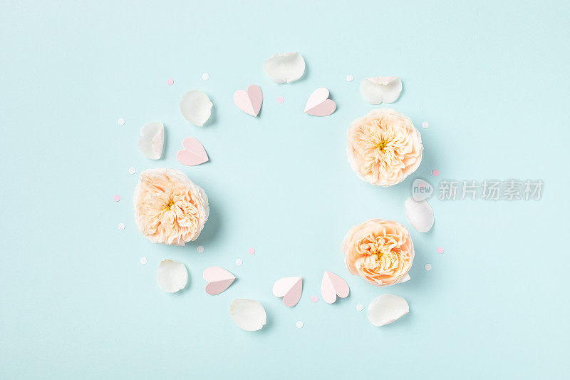 漂亮的生日贺卡，女人或母亲节。粉色玫瑰花朵，心和花瓣俯视图。