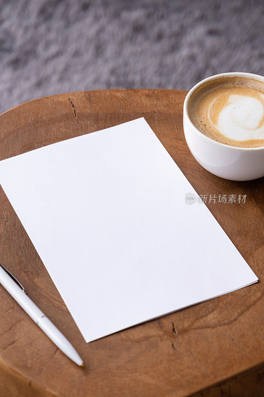 咖啡桌上的空白记事本模型，卡布奇诺，笔和灰色地毯