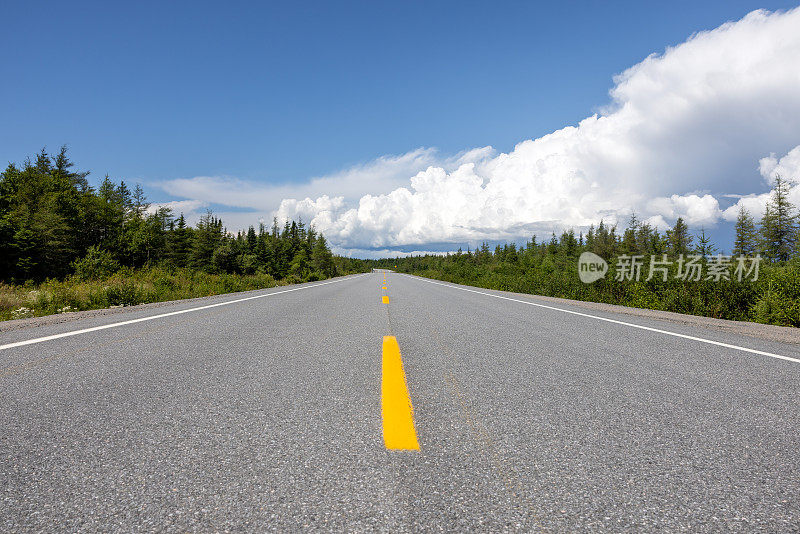 夏季，POV在加拿大魁北克省北部Cote地区的138号高速公路上行驶