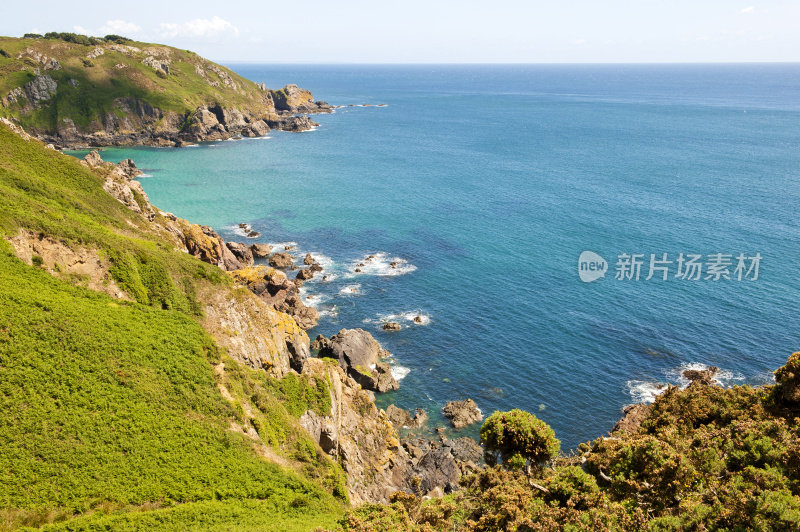 根西岛崎岖的海岸线