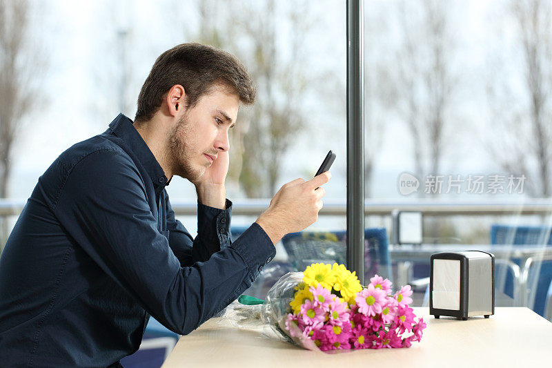一个男人在约会时站起来查看电话留言
