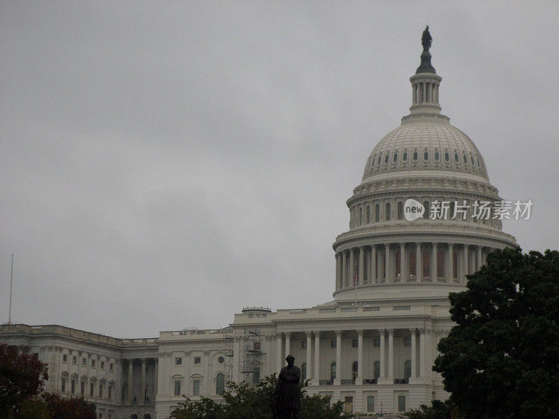 在阴雨天的美国国会大厦