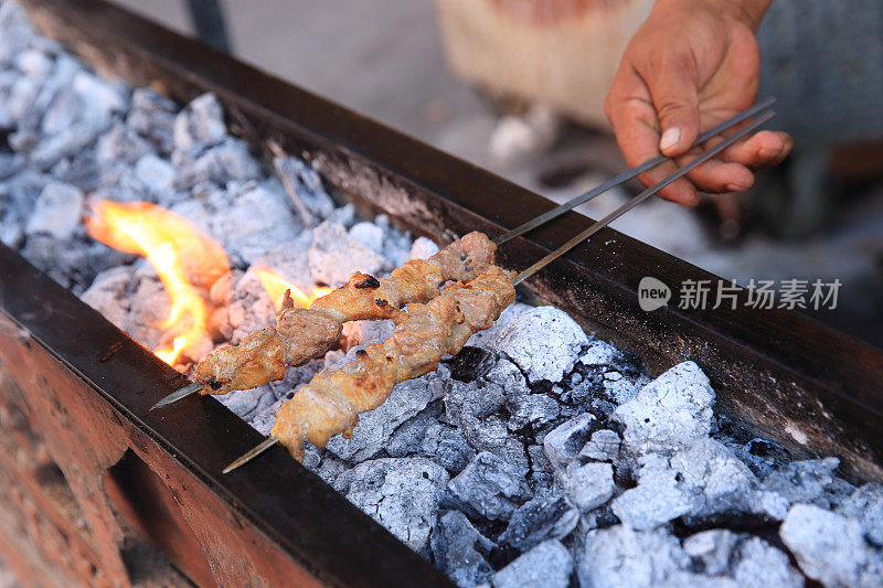 在中国新疆烹饪传统食物烤肉串