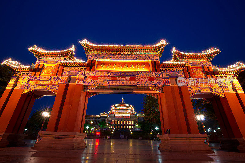 拱门和大殿夜景，重庆，中国
