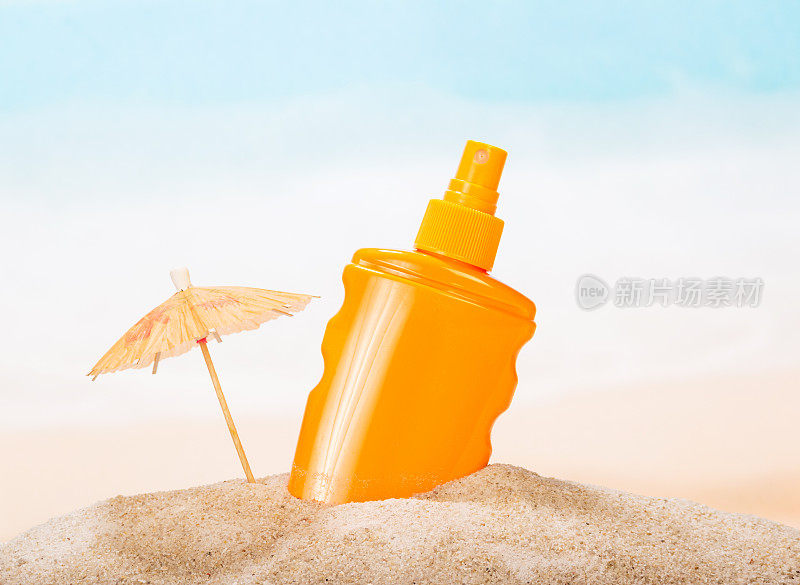 在沙滩上放一瓶防晒油。