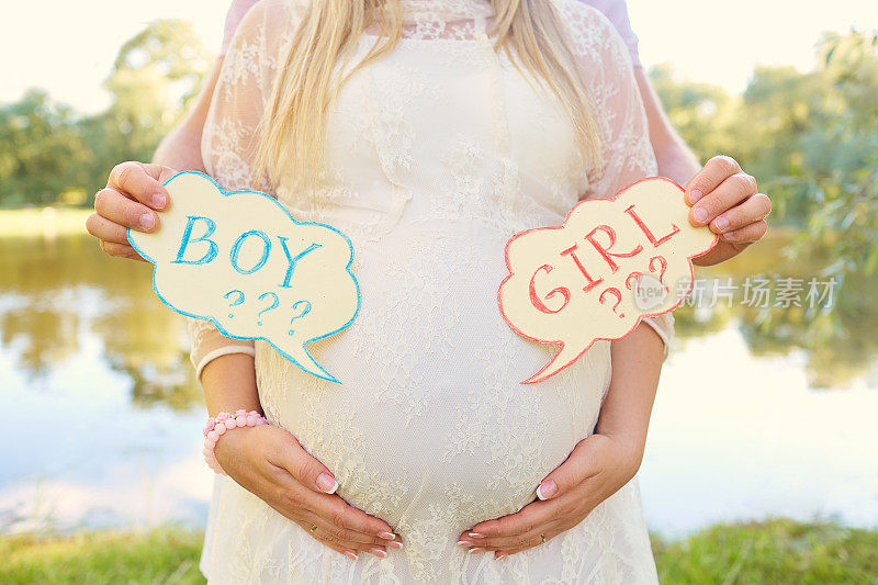 怀孕夫妇选择宝宝的性别、孩子的名字。