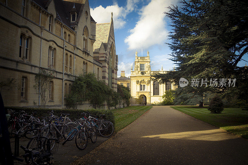 牛津大学的学生在骑自行车