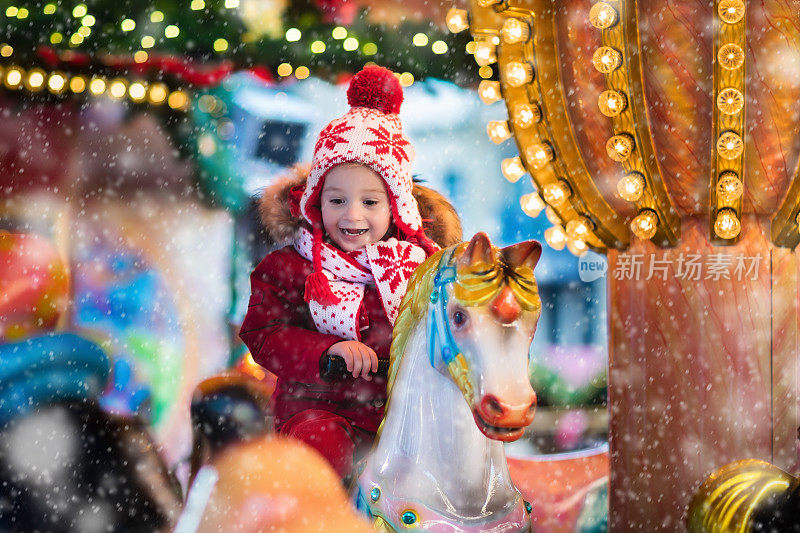 孩子们在圣诞市场上骑旋转木马