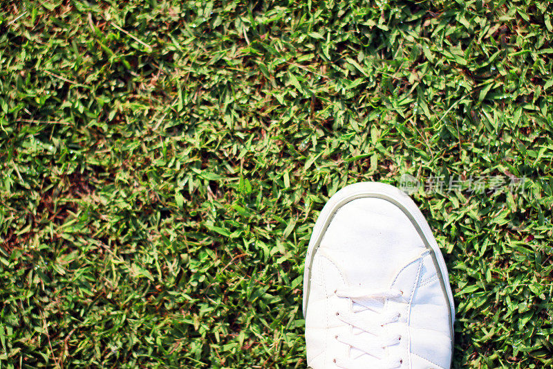 鞋在绿草里