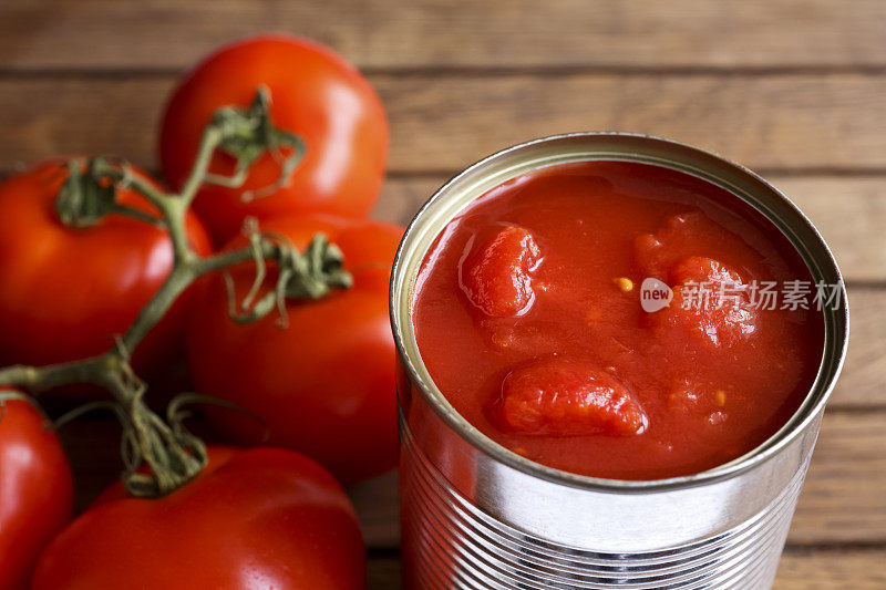 打开切碎的番茄罐头。