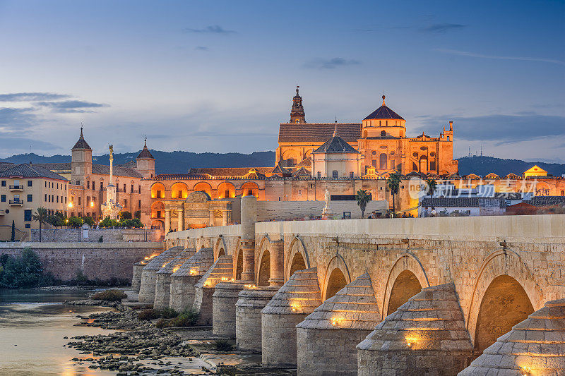 西班牙科尔多瓦的罗马桥和清真寺大教堂