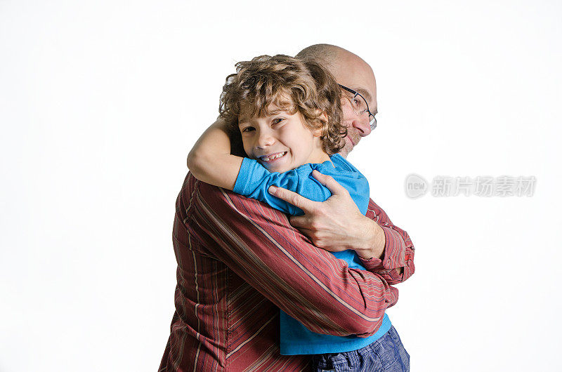 儿子和父亲拥抱在白色的背景工作室