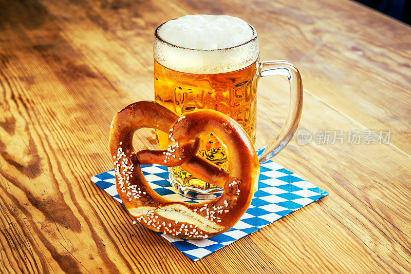巴伐利亚椒盐卷饼和啤酒，啤酒节