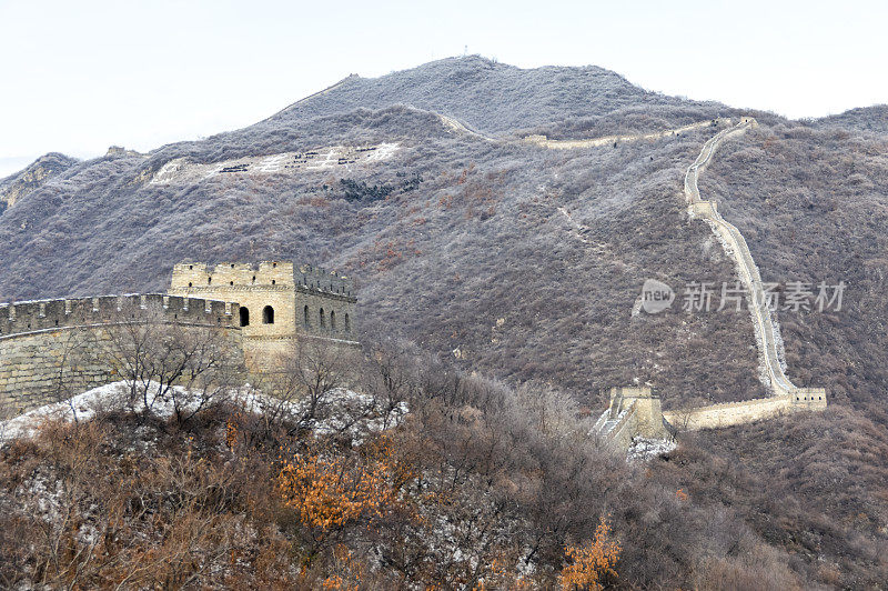 中国的长城覆盖着小雪