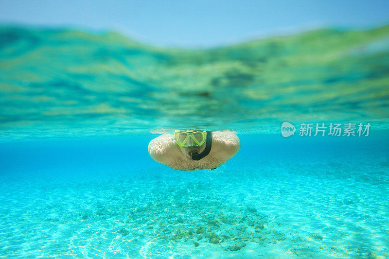 水下潜水冒险青年浮潜半青绿色海水泻湖