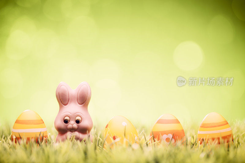 复活节彩蛋和糖果兔子-绿草散焦散焦