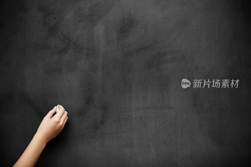 在黑板上写字