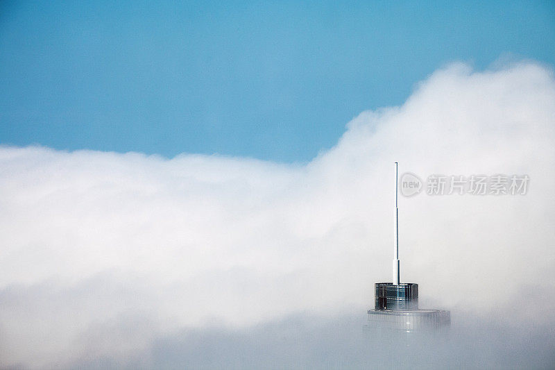 高楼大厦被云包围。芝加哥。
