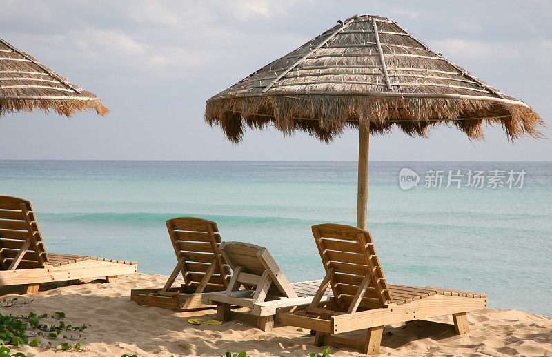 沙滩椅及雨伞