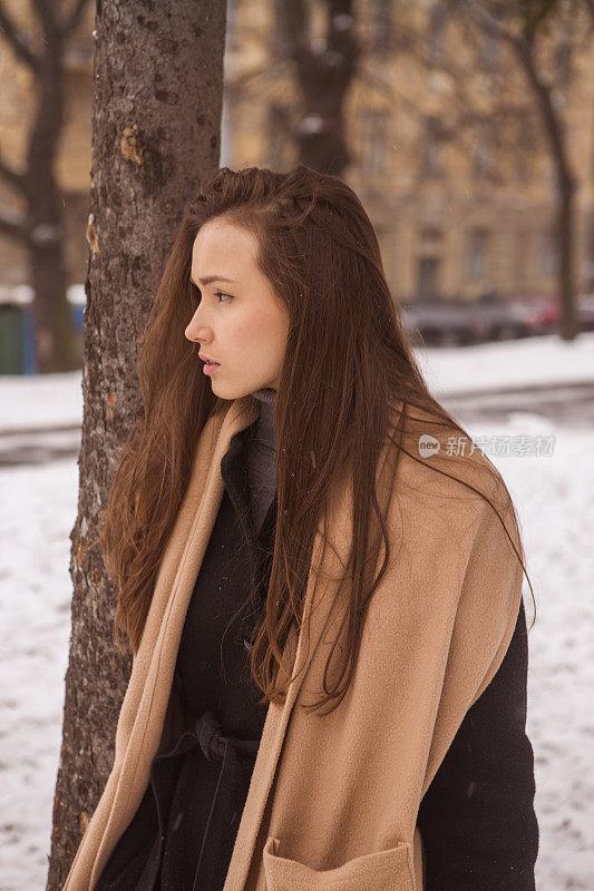 年轻的乌克兰女孩模特在利沃夫乌克兰看一边