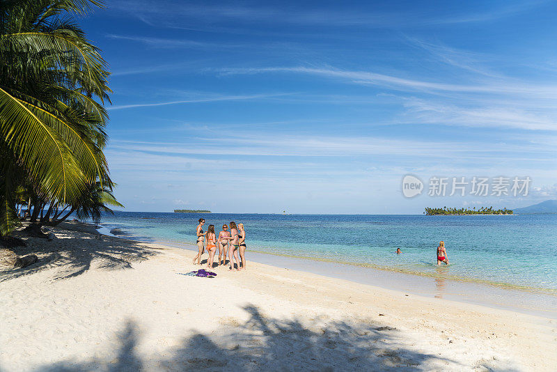 在加勒比海纳兰霍奇科岛沙滩上的女游客
