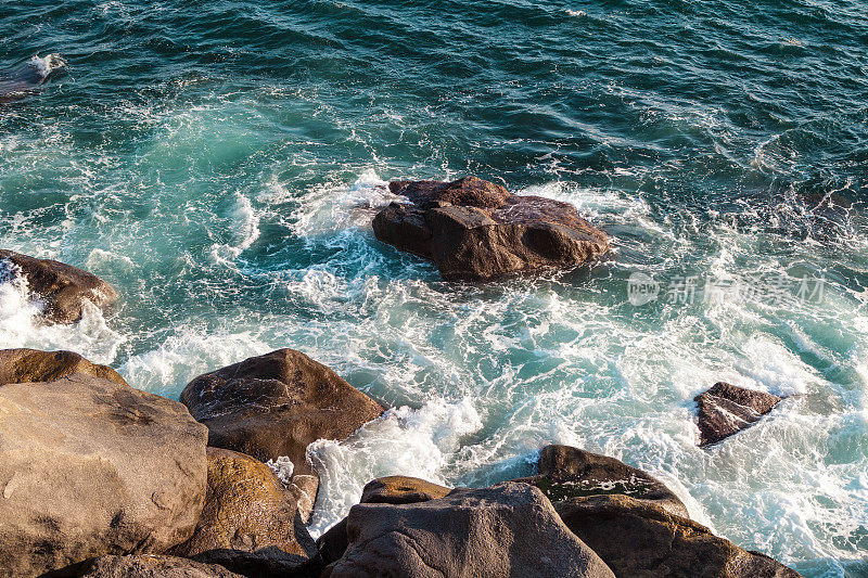 岩石海岸上的波浪