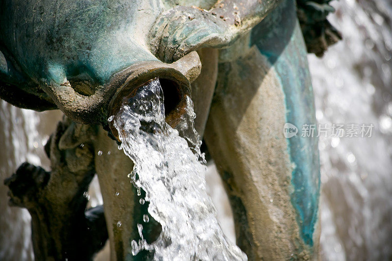 泉水从雕像