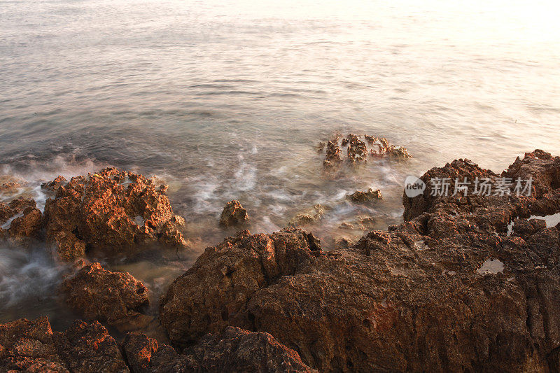 海浪拍打着布满岩石的海滩