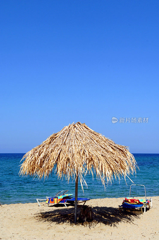希腊海滩上的遮阳伞